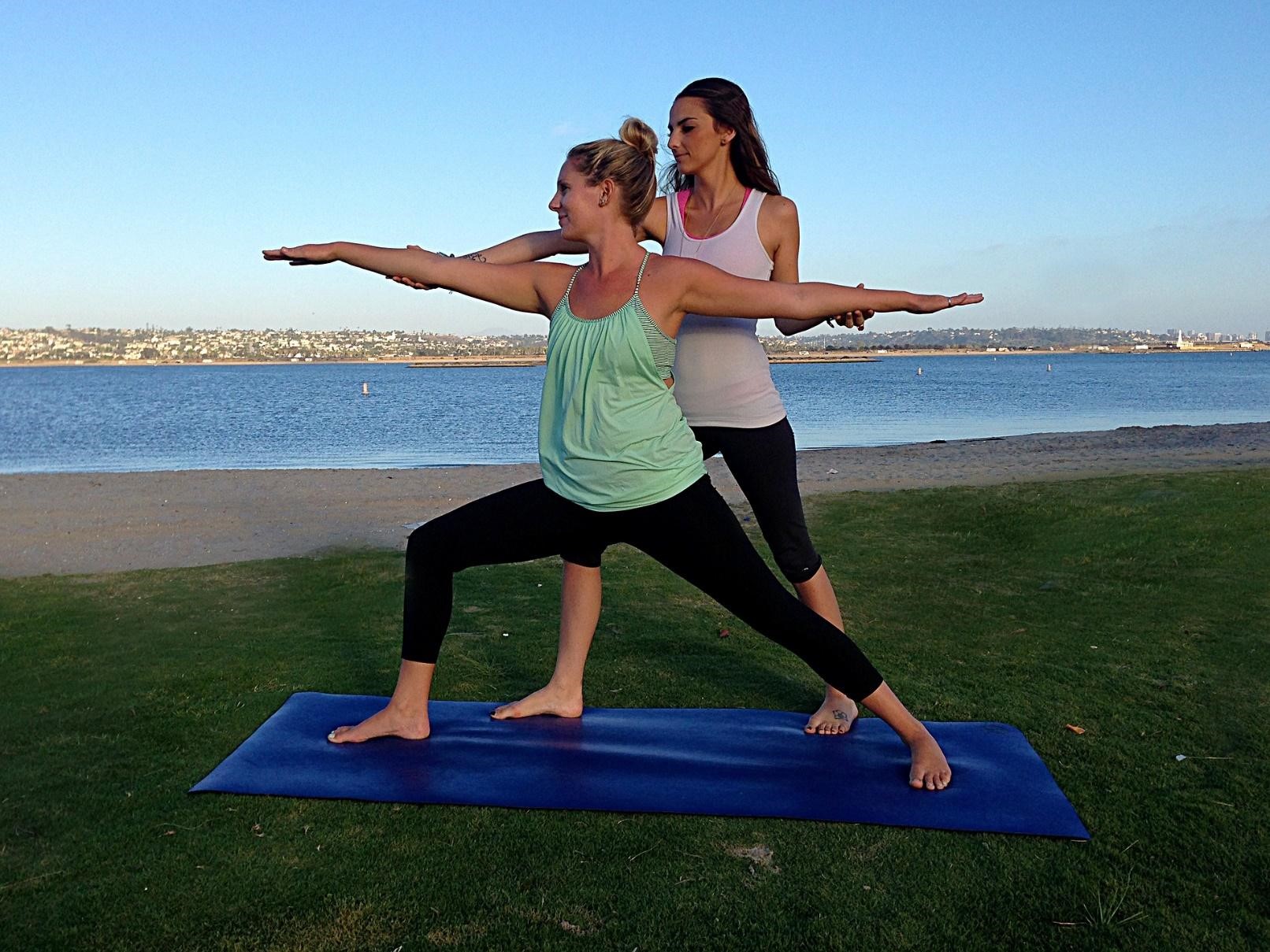 4 posturas de yoga para manter o condicionamento físico no verão - Portal  EdiCase