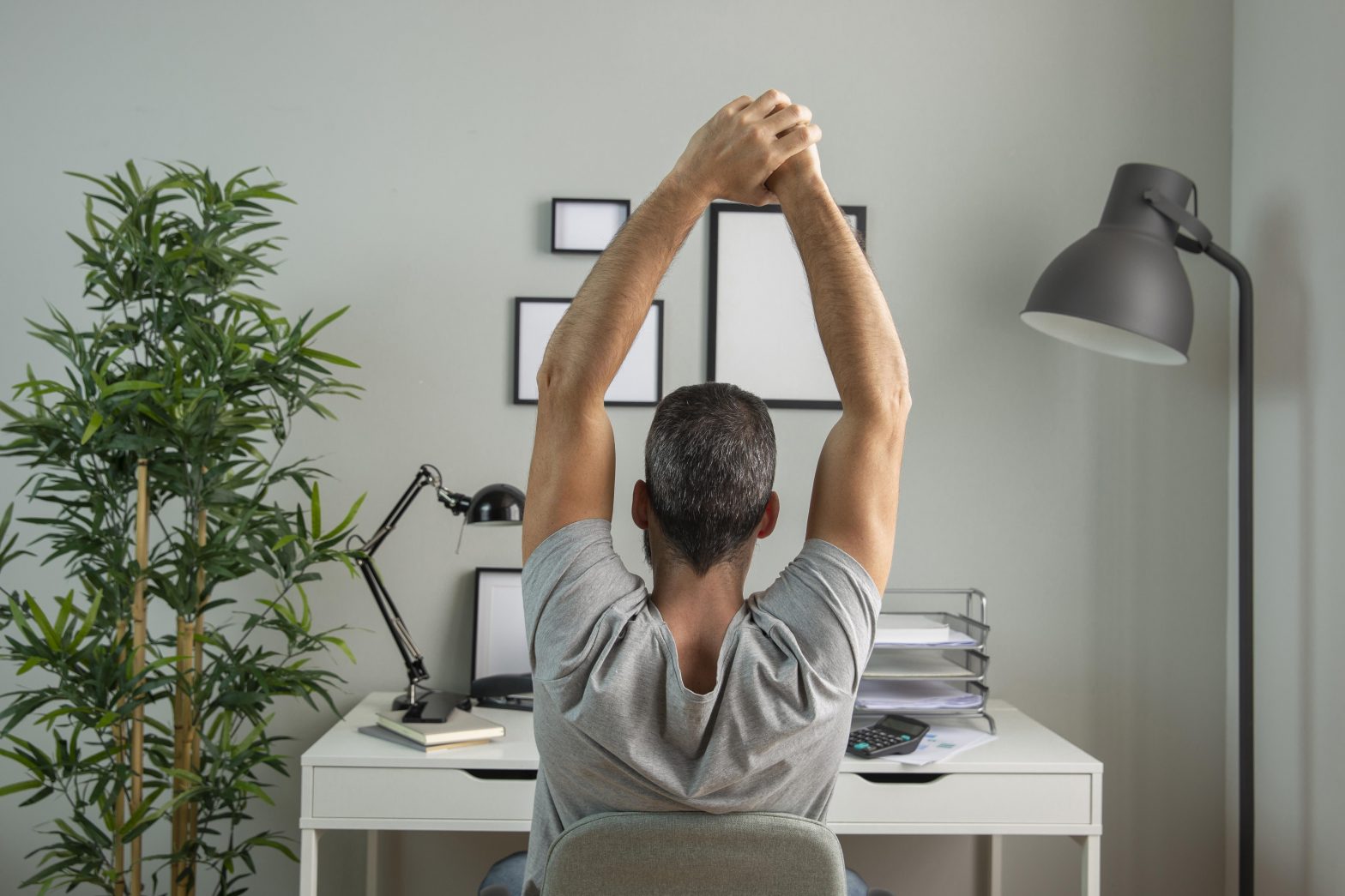 Ginástica laboral, yoga e mindfulness são práticas que ajudam a relaxar o corpo no home office.